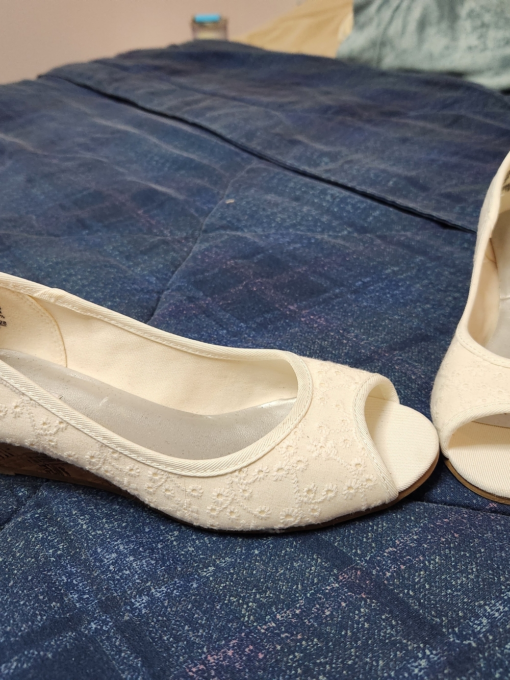 NWOT Size 4 White Open-Toed American Eagle Wedge Heals